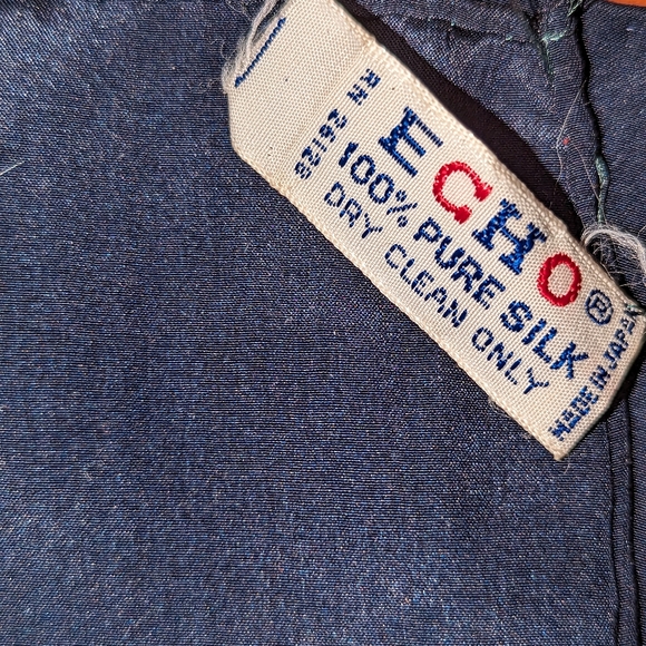 Echo silk scarf. Approx 29-30" square. Geometric design - Picture 9 of 10